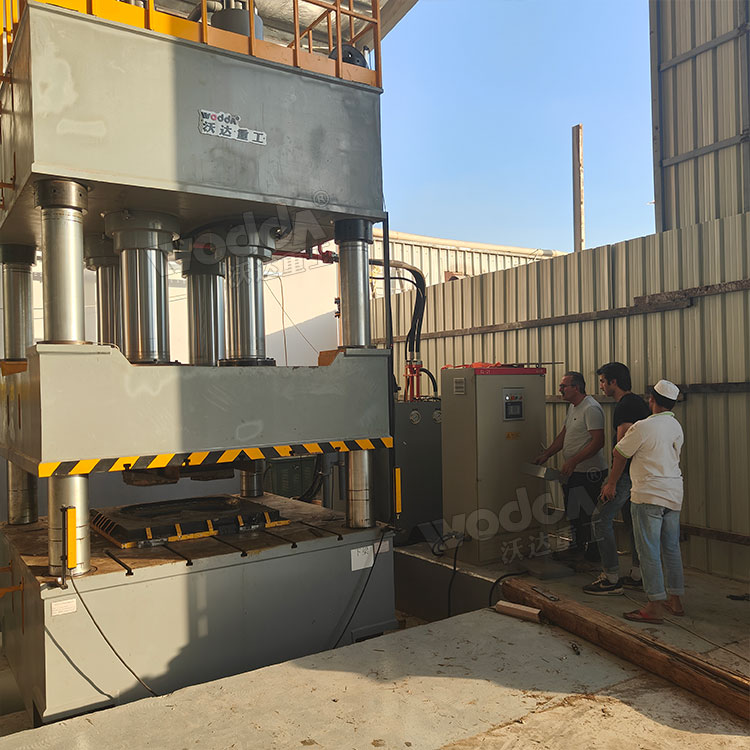 1000噸四柱液壓機沖壓牽引座座板現(xiàn)場 1000噸四柱液壓機沖壓牽引座座板現(xiàn)場