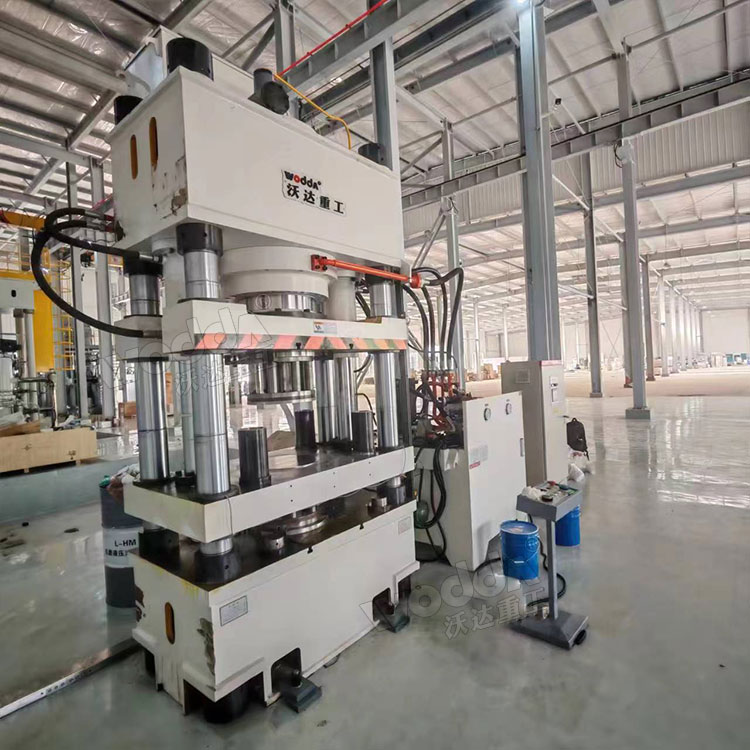 630噸四梁四柱液壓機(jī) 630噸四梁四柱液壓機(jī)