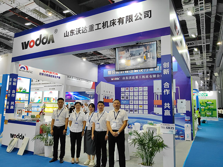 銷售經(jīng)理黃華與蘇海濱帶隊參展 銷售經(jīng)理黃華與蘇海濱帶隊參展