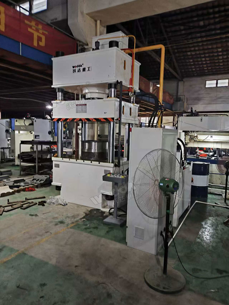 風(fēng)機接頭拉伸液壓機調(diào)試現(xiàn)場 風(fēng)機接頭拉伸液壓機調(diào)試現(xiàn)場