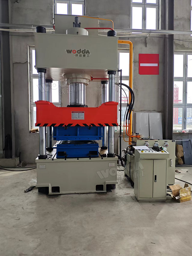 400噸不銹鋼水箱板液壓機現(xiàn)場 400噸不銹鋼水箱板液壓機現(xiàn)場