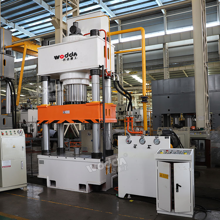 630噸三梁四柱液壓機(jī)車(chē)間實(shí)物 630噸三梁四柱液壓機(jī)車(chē)間實(shí)物