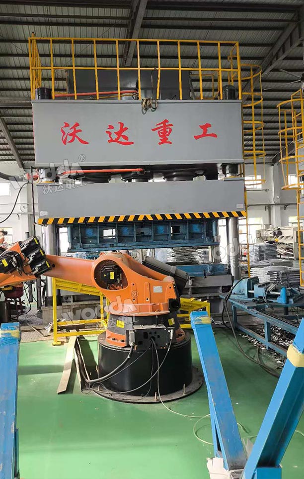 1500噸四柱液壓機(jī) 1500噸四柱液壓機(jī)