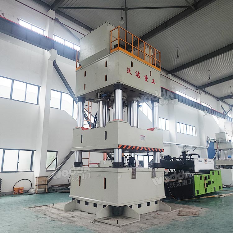 2000噸復合材料汽車配件成型液壓機現場 2000噸復合材料汽車配件成型液壓機現場