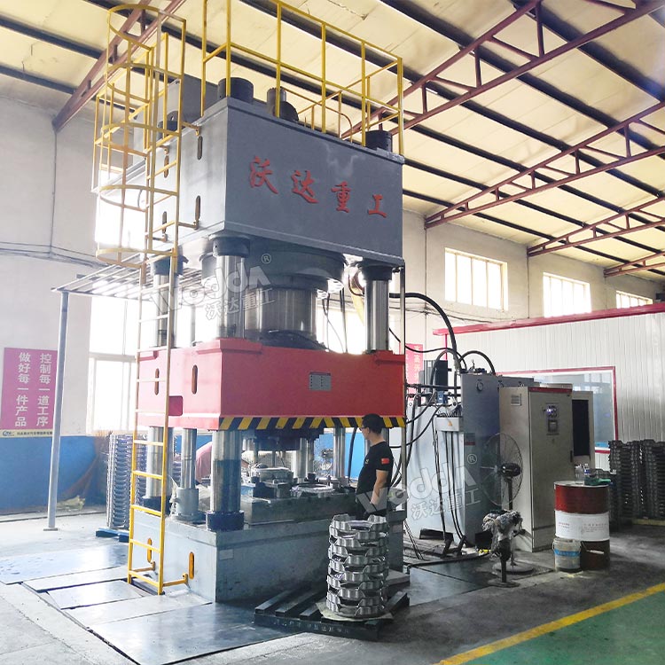 2000噸四柱液壓機客戶現(xiàn)場 2000噸四柱液壓機客戶現(xiàn)場