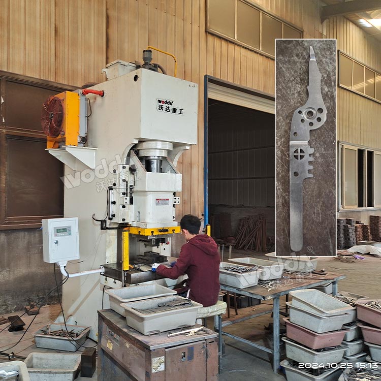 100噸液壓沖床現(xiàn)場(chǎng) 100噸液壓沖床現(xiàn)場(chǎng)