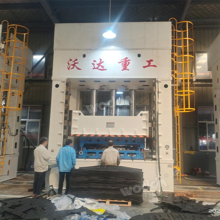 630噸汽車內(nèi)飾件成型液壓機客戶車間現(xiàn)場 630噸汽車內(nèi)飾件成型液壓機客戶車間現(xiàn)場