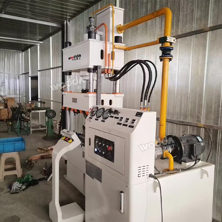 100噸三梁四柱液壓機現(xiàn)場 100噸三梁四柱液壓機現(xiàn)場