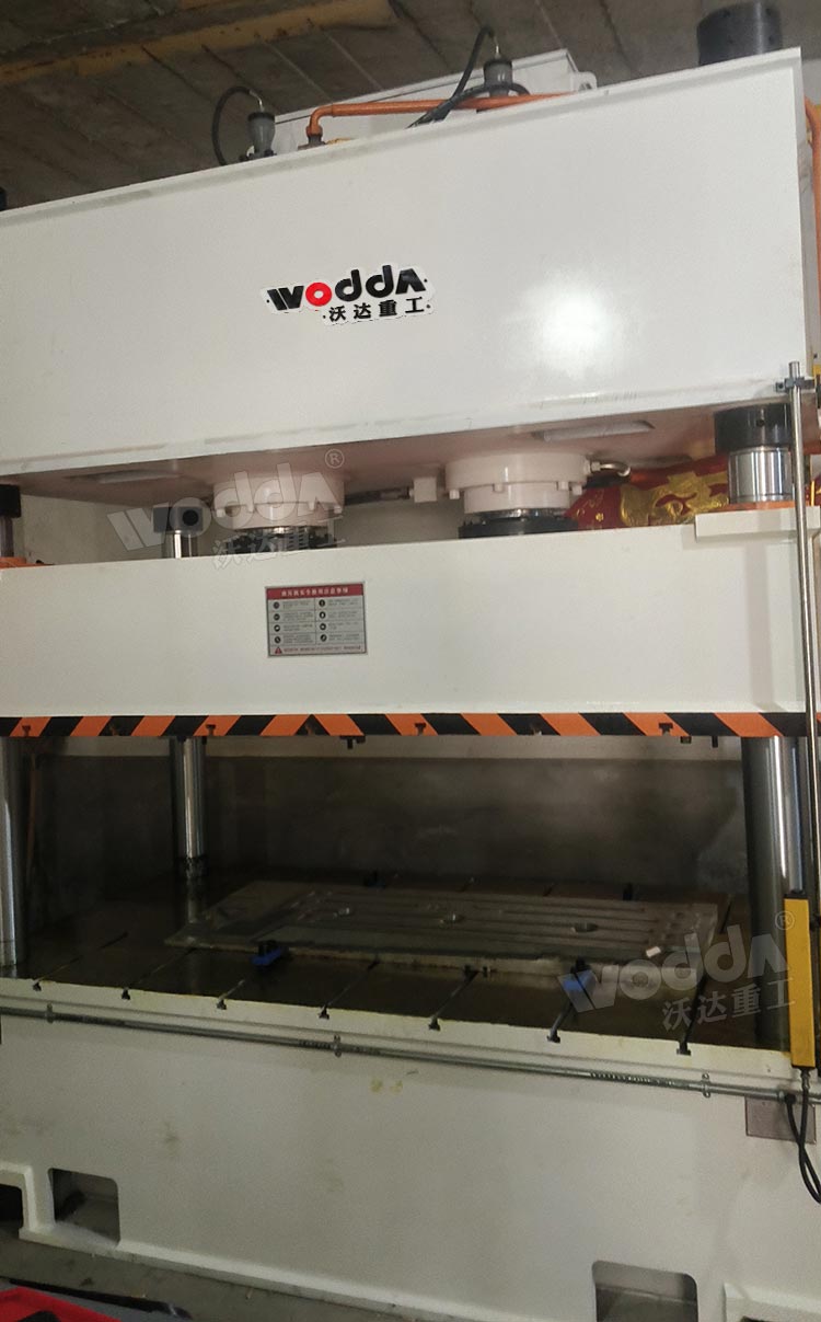 250噸汽車發(fā)動(dòng)機(jī)下護(hù)板成型液壓機(jī) 250噸汽車發(fā)動(dòng)機(jī)下護(hù)板成型液壓機(jī)