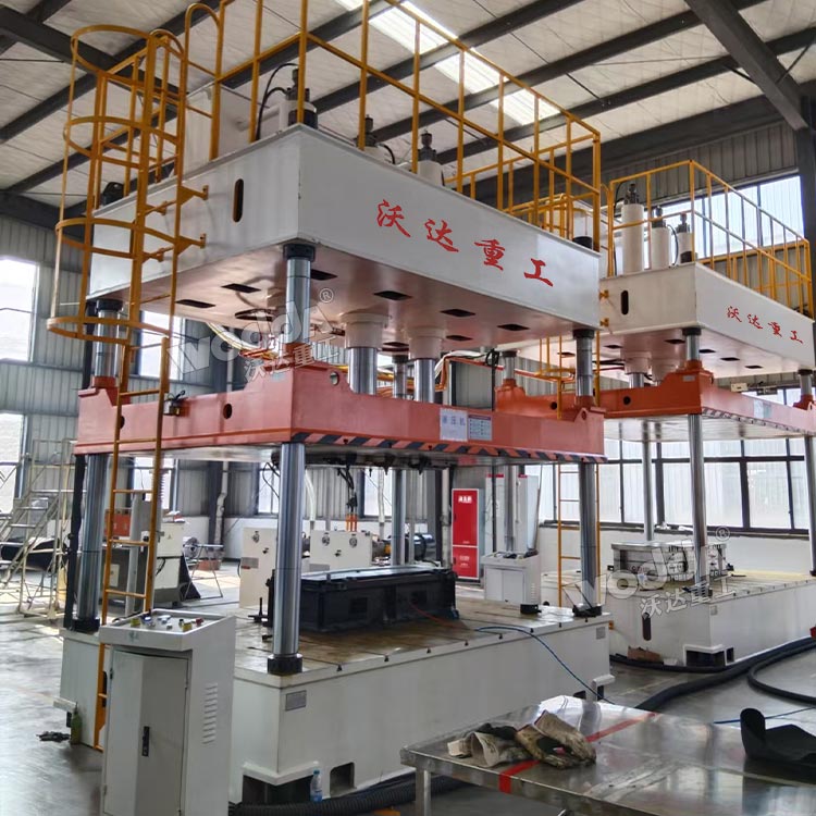 315噸汽車內(nèi)飾件成型液壓機(jī)現(xiàn)場 315噸汽車內(nèi)飾件成型液壓機(jī)現(xiàn)場