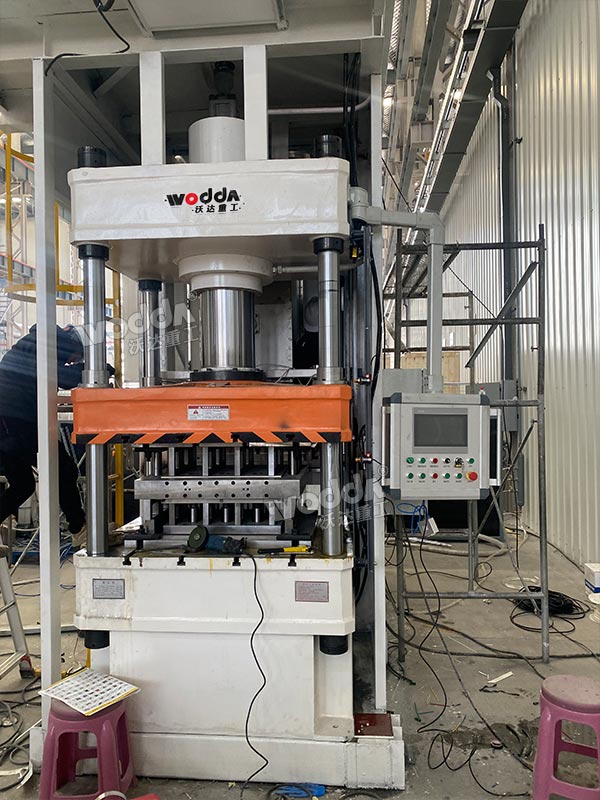 200噸三梁四柱液壓機現(xiàn)場調試 200噸三梁四柱液壓機現(xiàn)場調試