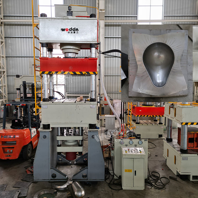 315噸不銹鋼蹲便器拉伸液壓機(jī) 315噸不銹鋼蹲便器拉伸液壓機(jī)