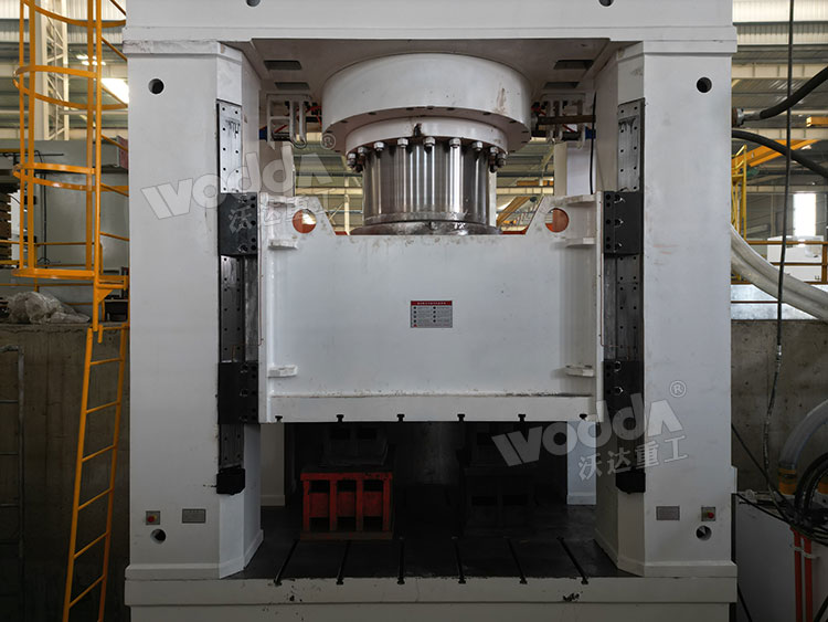 2500噸框架式液壓機(jī)細(xì)節(jié) 2500噸框架式液壓機(jī)細(xì)節(jié)