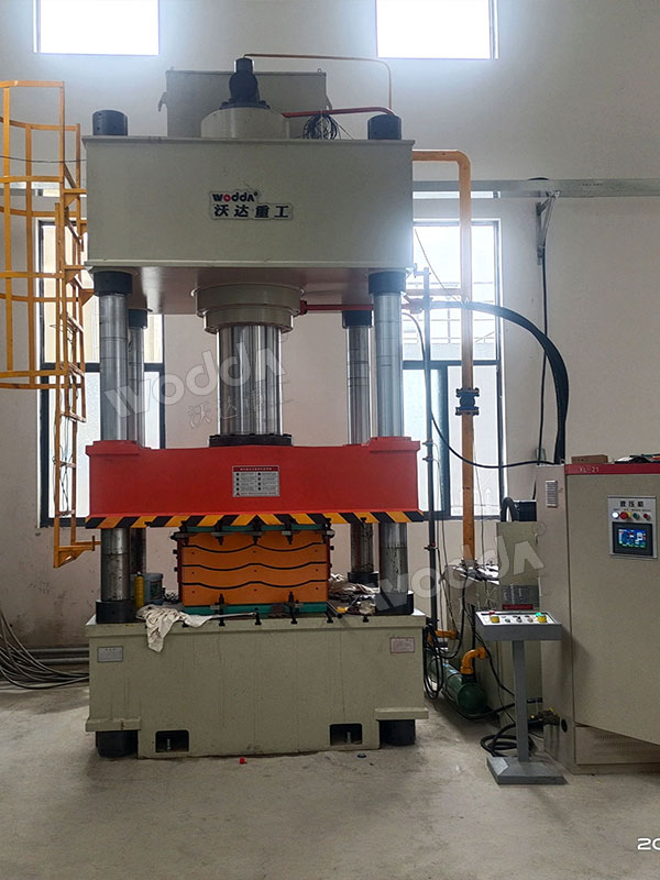 PE防彈插板液壓機(jī)現(xiàn)場 PE防彈插板液壓機(jī)現(xiàn)場