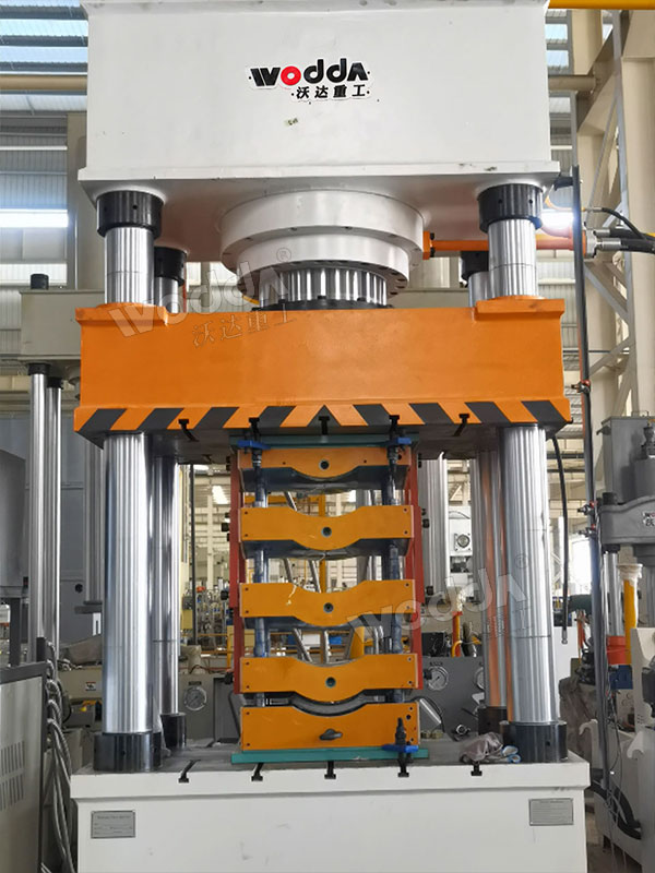 630噸四柱液壓機(jī)車間試機(jī) 630噸四柱液壓機(jī)車間試機(jī)