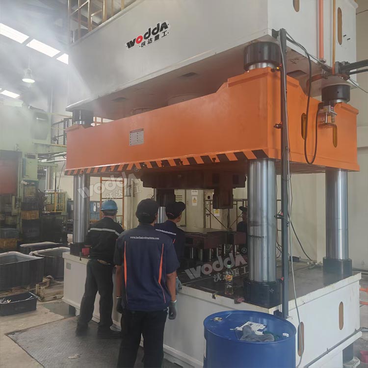 1000噸汽車(chē)變速箱油底殼拉伸液壓機(jī)試機(jī).jpg 1000噸汽車(chē)變速箱油底殼拉伸液壓機(jī)試機(jī).jpg