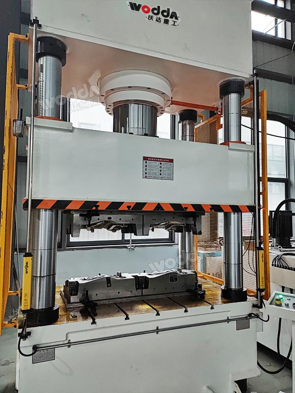 500噸四柱液壓機(jī) 500噸四柱液壓機(jī)