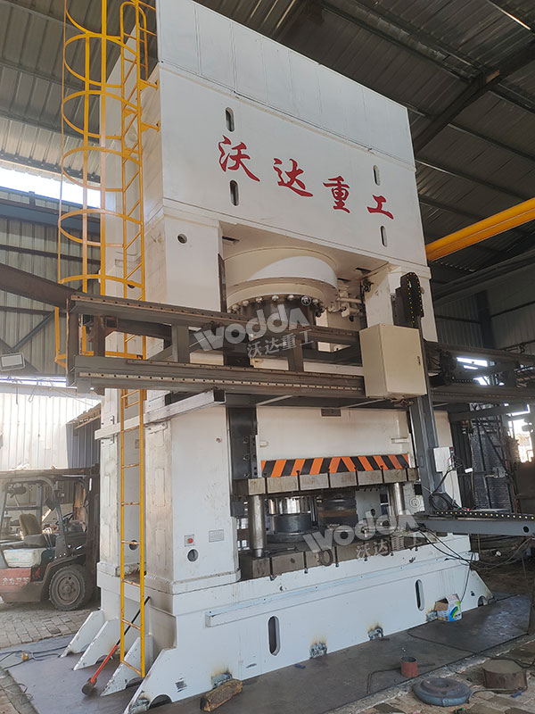 2500噸熱鍛液壓機現(xiàn)場.jpg 2500噸熱鍛液壓機現(xiàn)場.jpg