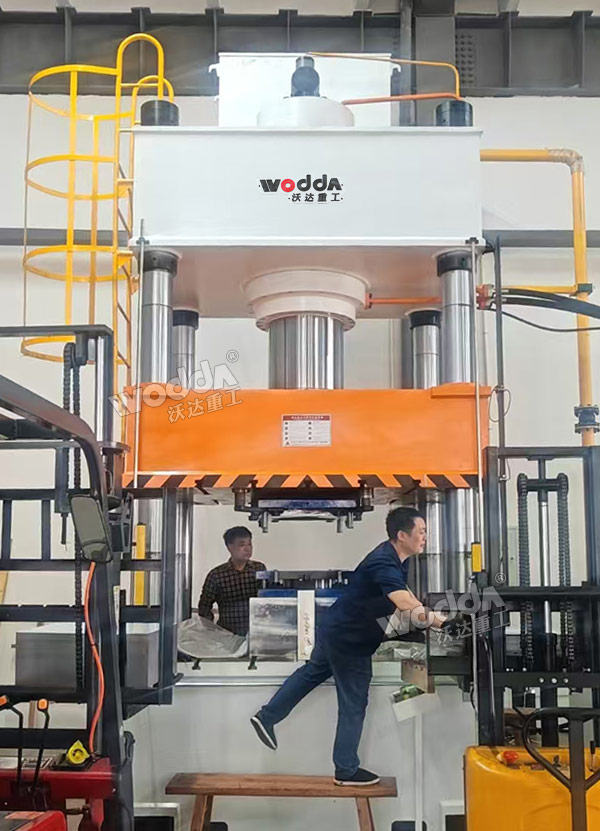 630噸汽車(chē)發(fā)動(dòng)機(jī)護(hù)板成型液壓機(jī) 630噸汽車(chē)發(fā)動(dòng)機(jī)護(hù)板成型液壓機(jī)