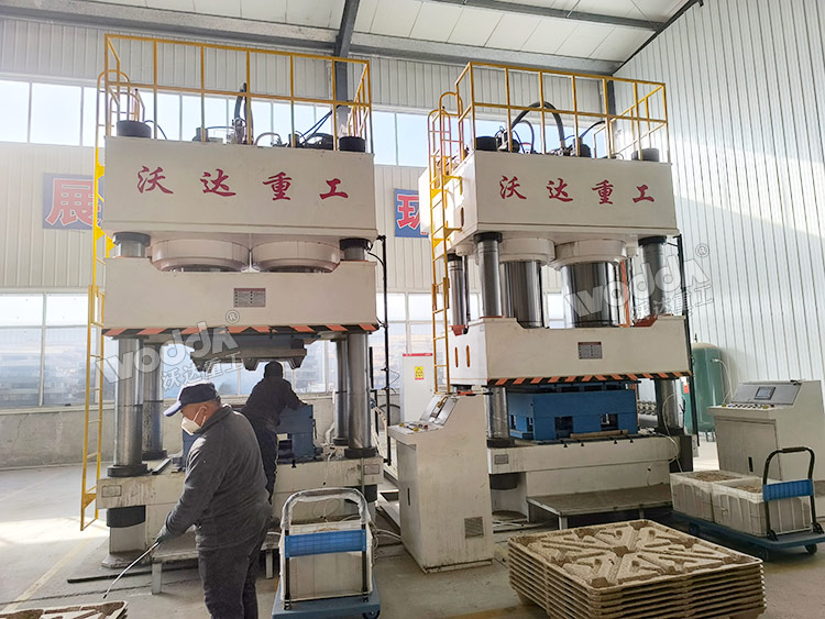 1600噸木屑托盤液壓機現(xiàn)場 1600噸木屑托盤液壓機現(xiàn)場