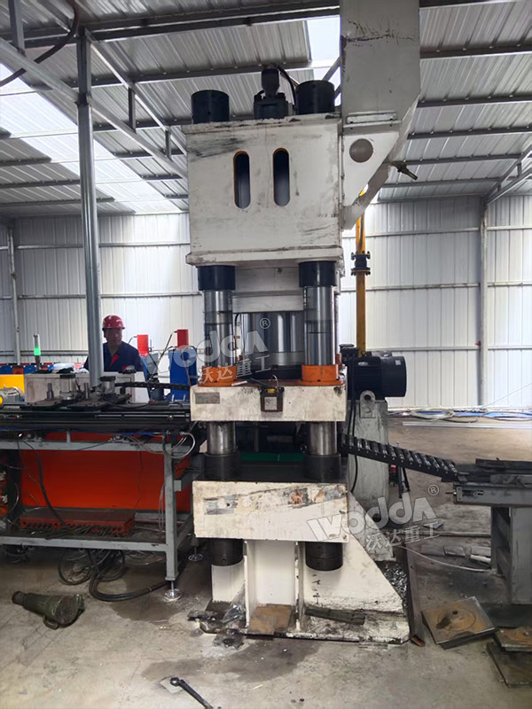 500噸四柱液壓機(jī) 500噸四柱液壓機(jī)