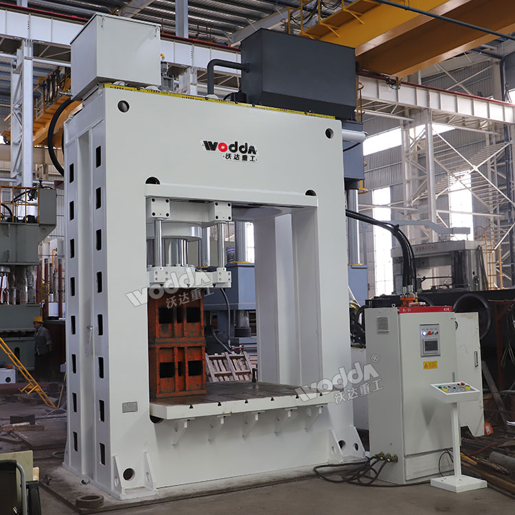 800噸龍門液壓機(jī)車間實(shí)物 800噸龍門液壓機(jī)車間實(shí)物