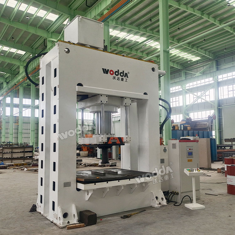 800噸龍門液壓機(jī)客戶現(xiàn)場 800噸龍門液壓機(jī)客戶現(xiàn)場