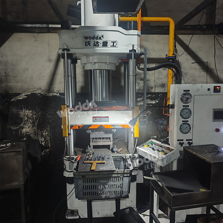 200噸密封環(huán)熱壓成型液壓機(jī) 200噸密封環(huán)熱壓成型液壓機(jī)