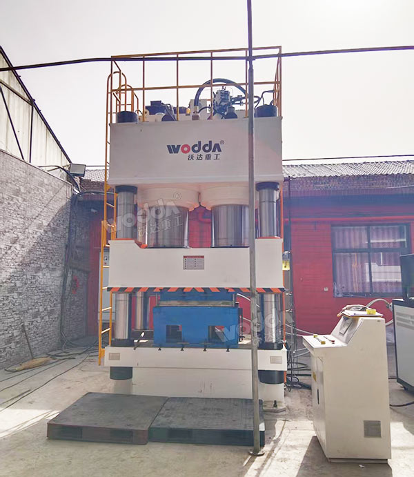 1600噸木屑托盤液壓機(jī)現(xiàn)場(chǎng)