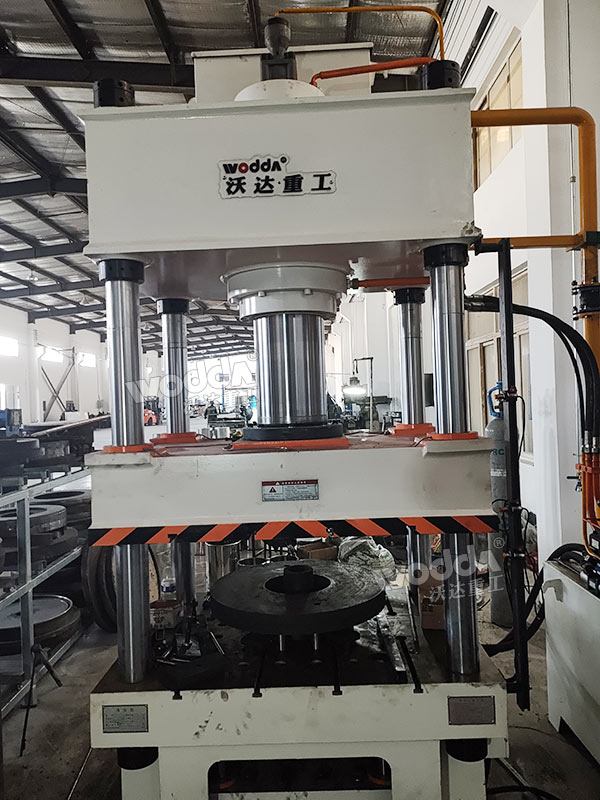 不銹鋼鍋蓋成型液壓機現(xiàn)場 不銹鋼鍋蓋成型液壓機現(xiàn)場