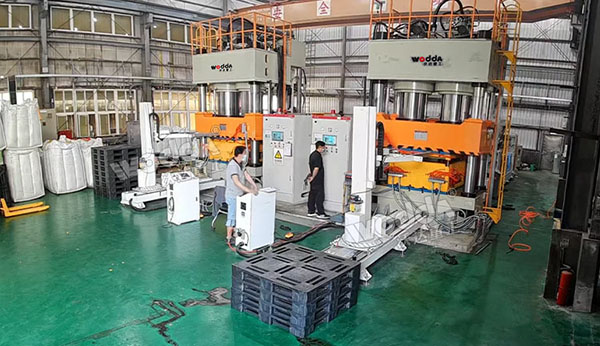 塑料托盤液壓機(jī).jpg 塑料托盤液壓機(jī).jpg