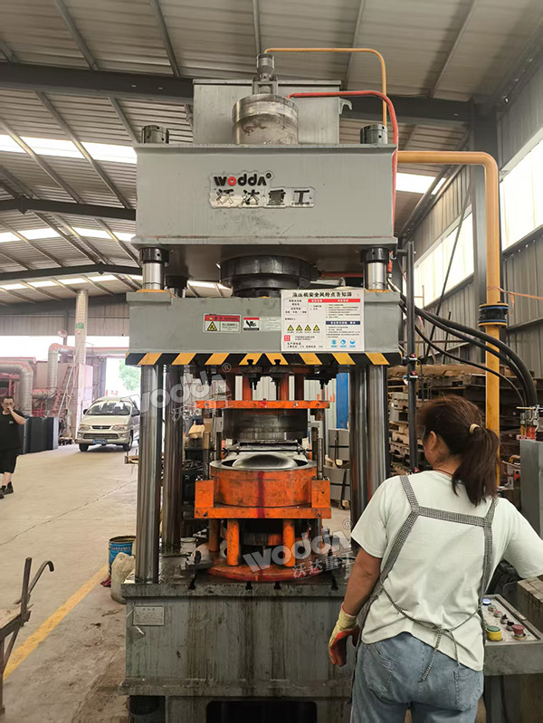 200噸封頭液壓機(jī)現(xiàn)場 200噸封頭液壓機(jī)現(xiàn)場