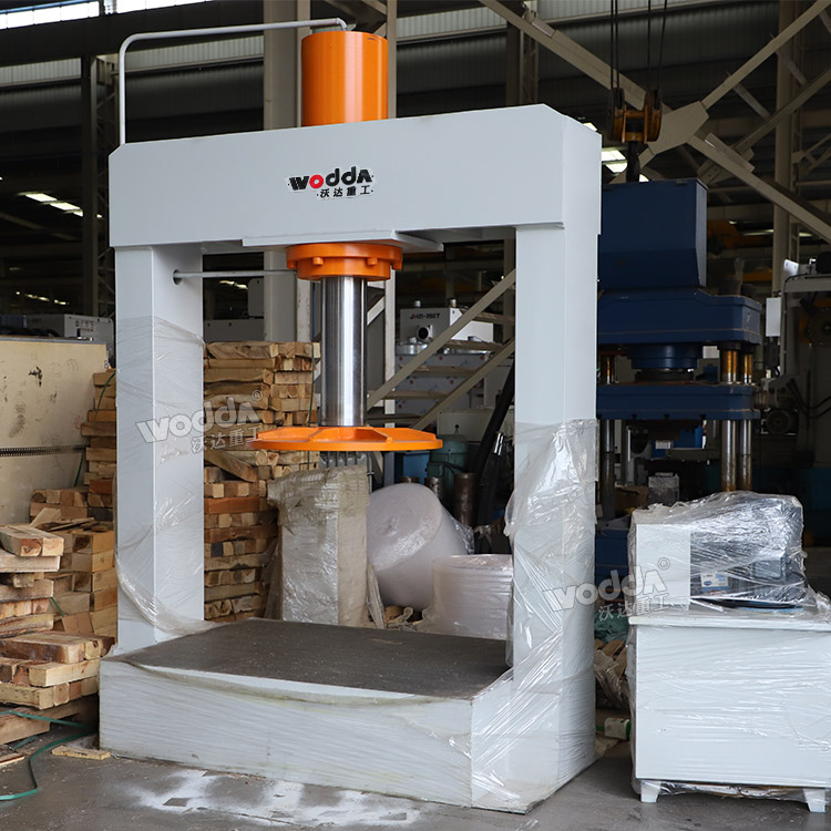 200噸龍門(mén)液壓機(jī) 200噸龍門(mén)液壓機(jī)