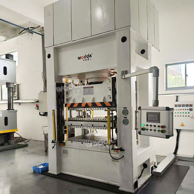 315噸框架式液壓機(jī)現(xiàn)場 315噸框架式液壓機(jī)現(xiàn)場