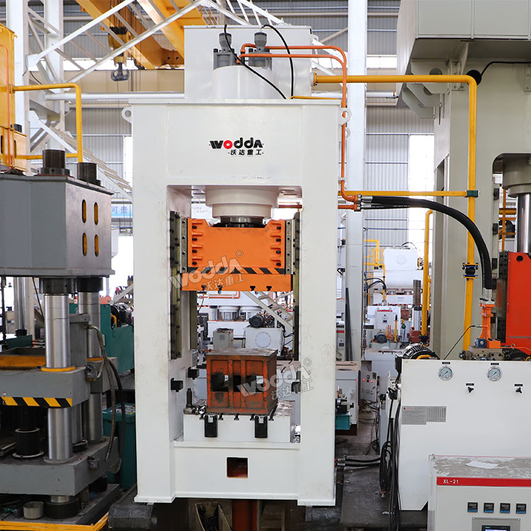 400噸框架式液壓機(jī).jpg 400噸框架式液壓機(jī).jpg