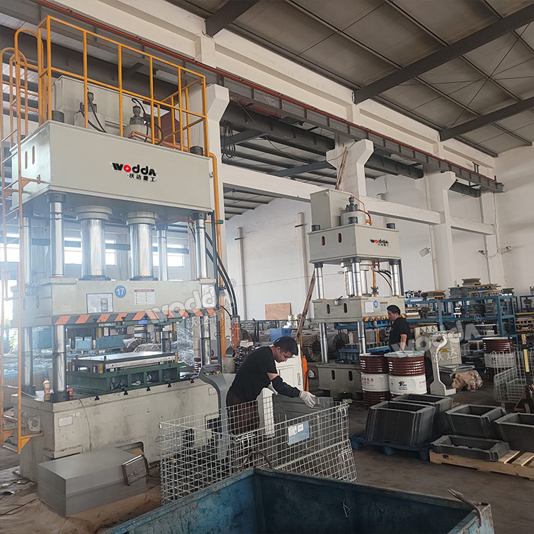 400噸四柱液壓機(jī).jpg 400噸四柱液壓機(jī).jpg