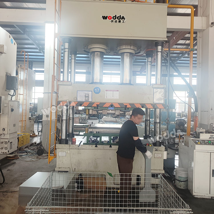 400噸四柱液壓機(jī)現(xiàn)場 400噸四柱液壓機(jī)現(xiàn)場