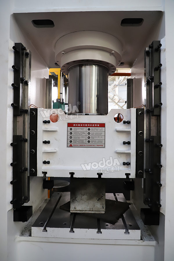 315噸框架式液壓機細節(jié) 315噸框架式液壓機細節(jié)