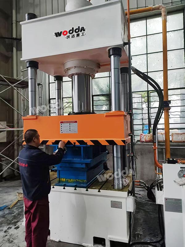 315噸不銹鋼水箱板液壓機