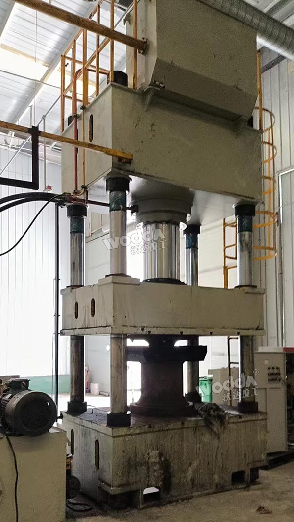 500噸活性炭成型液壓機(jī)安裝完成 500噸活性炭成型液壓機(jī)安裝完成