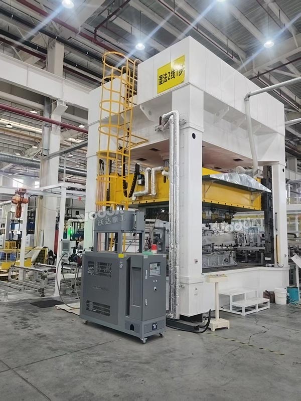 400噸框架式液壓機(jī).jpg 400噸框架式液壓機(jī).jpg