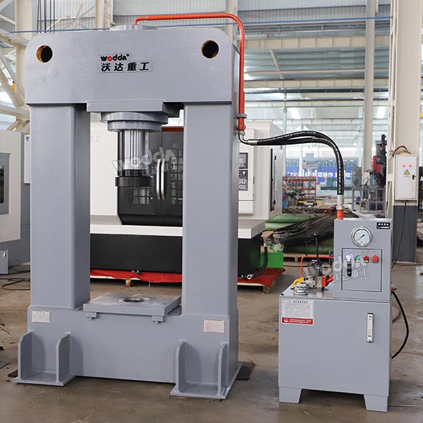 200噸龍門液壓機(jī) 200噸龍門液壓機(jī)