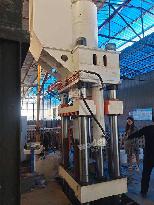 630噸粉末成型液壓機(jī)安裝完成