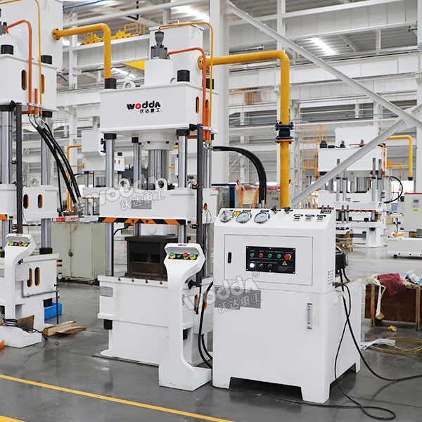 100噸三梁四柱液壓機(jī) 100噸三梁四柱液壓機(jī)