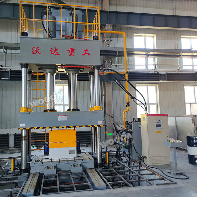 500噸防彈頭盔成型液壓機(jī)現(xiàn)場