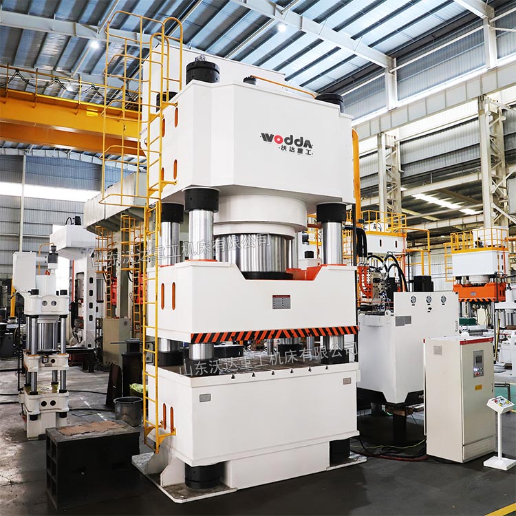 2500噸掛車鞍座沖壓成型液壓機(jī)車間調(diào)試完成