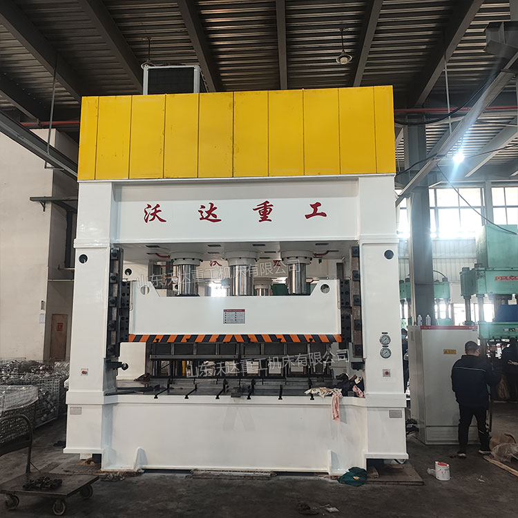 630噸汽車內(nèi)飾件成型液壓機現(xiàn)場