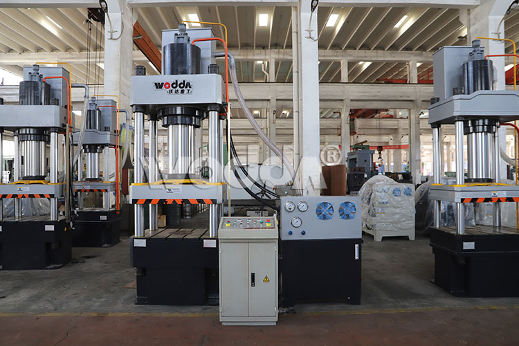 200噸三梁四柱液壓機(jī) 200噸三梁四柱液壓機(jī)