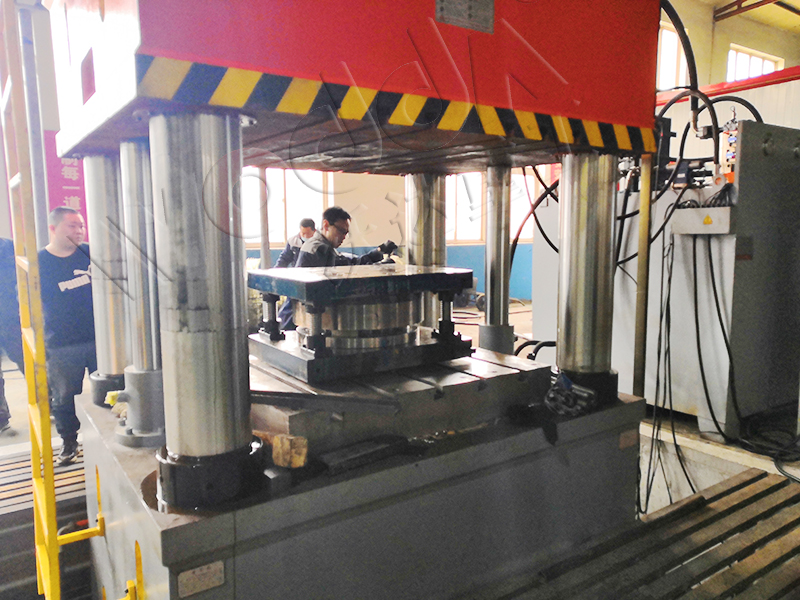 2000t液壓機(jī) 2000t液壓機(jī)