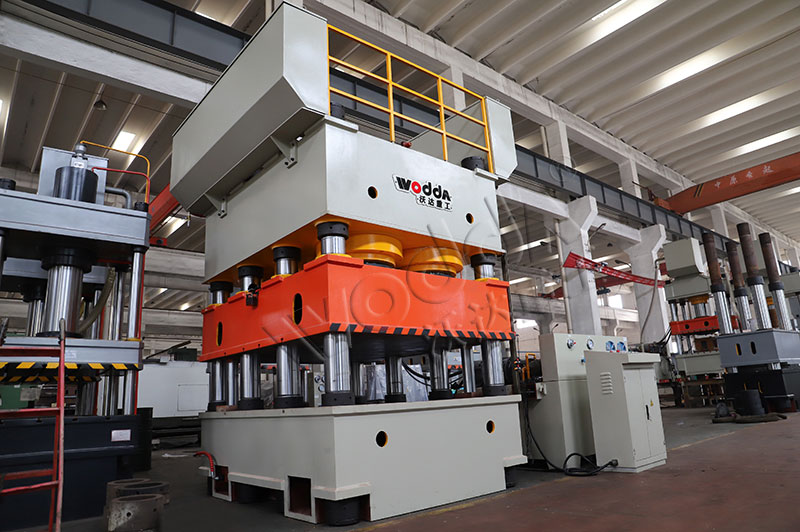 3600噸鋼木門壓花機車間展示 3600噸鋼木門壓花機車間展示